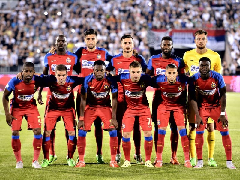 Fotbalistii Stelei pozeaza la inceputul partidei